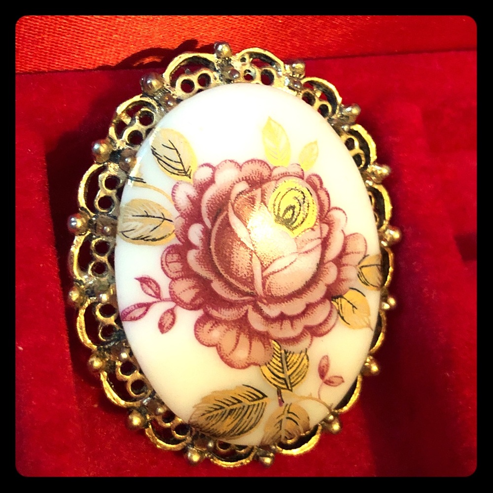 Vintage brooch or necklace fascinator